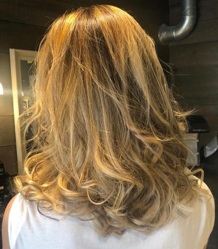 Balayage blond chaud et coiffage wavy réalisés au salon Delphine Thomas à Lège-Cap-Ferret