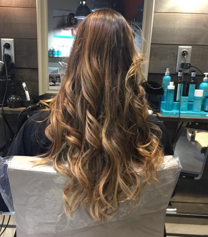 Balayage caramel ondulé cheveux longs au salon Delphine Thomas à Lège-Cap-Ferret