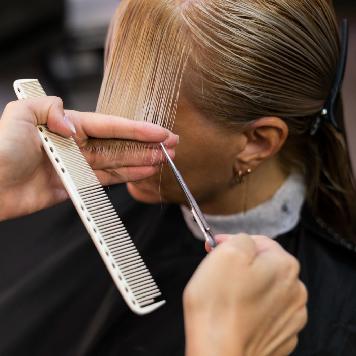 Coupe frange et précision aux ciseaux au salon Delphine Thomas à Lège-Cap-Ferret